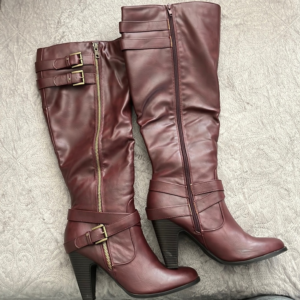 Beautiful Bordeaux colored knee high boots, Size 8.5M